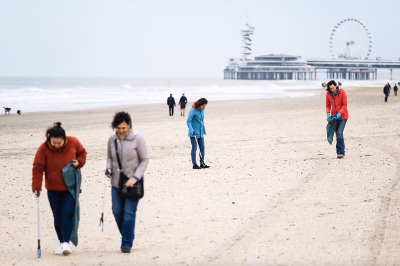 strandjutten---deelnemers-op-het-strand