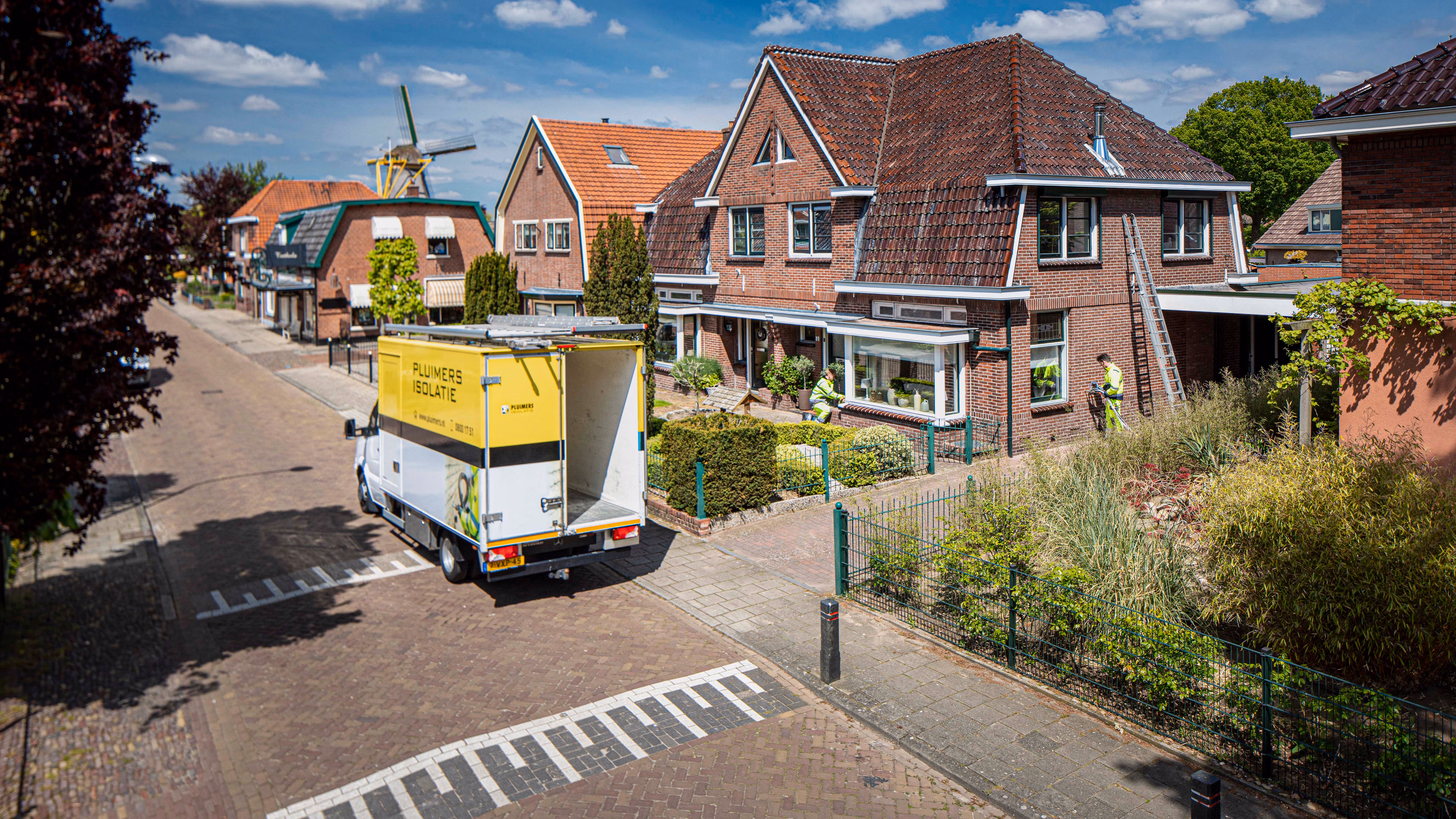 Foto van Pluimers Isolatie vrachtwagen in woonwijk