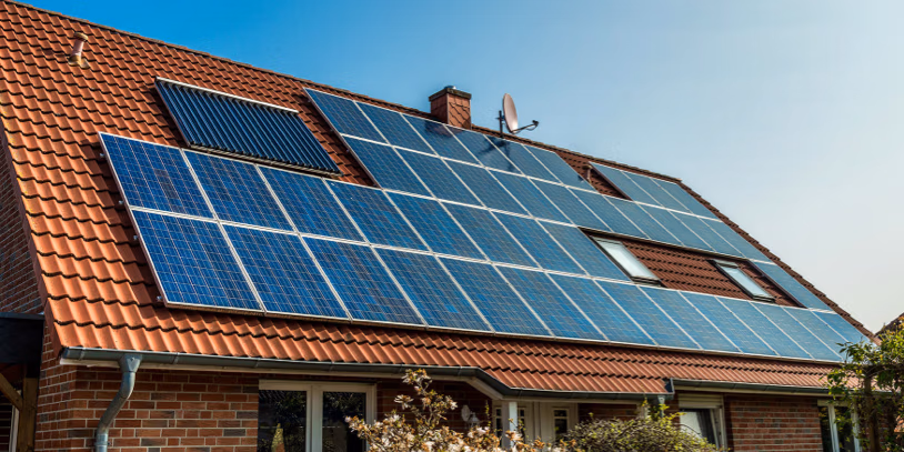 Zonnepanelen op dak van huis