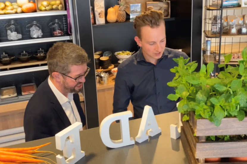 Twee mannen in een keuken